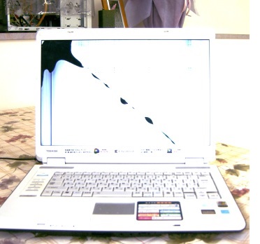 液晶破損のノートパソコン